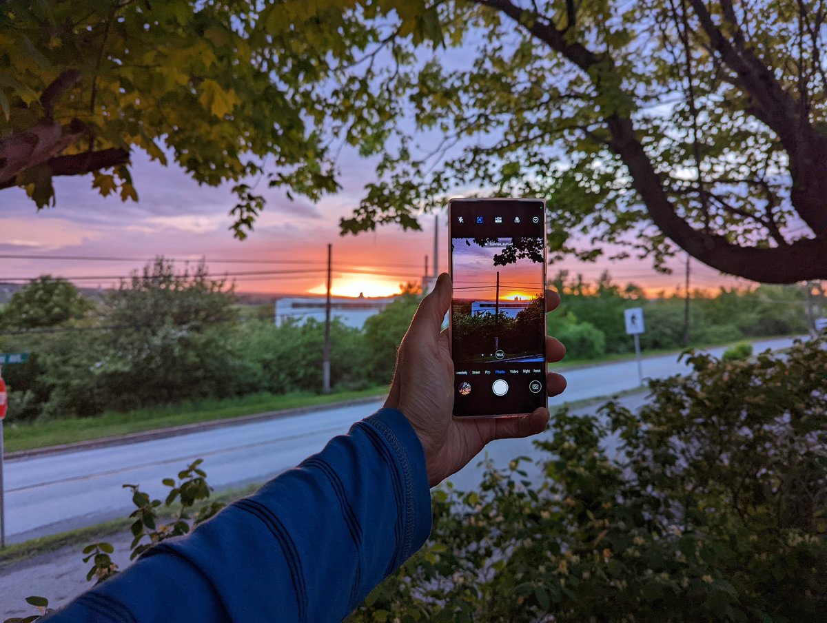 AceOfThumbs's tweet photo. Big, vibrant screen.
#ZTEAxon40Ultra #sunset #NovaScotia #AllScreen https://t.co/aeAw7PmwYg