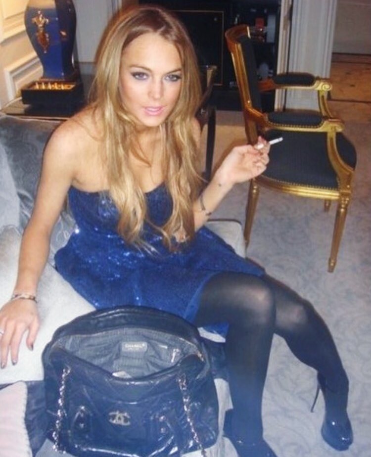 Lindsay Lohan fumando em quarto de hotel | Foto: Reprodução