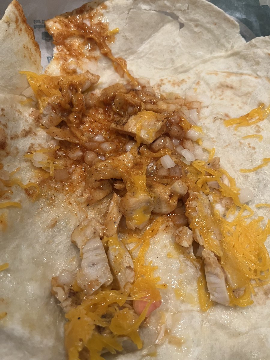 jillcpower's tweet photo. Really, @tacobell? I’ve loved you for 30+ years, and this is awful! This is supposed to be a bean burrito with chicken. SMH. https://t.co/0h572B0jq2