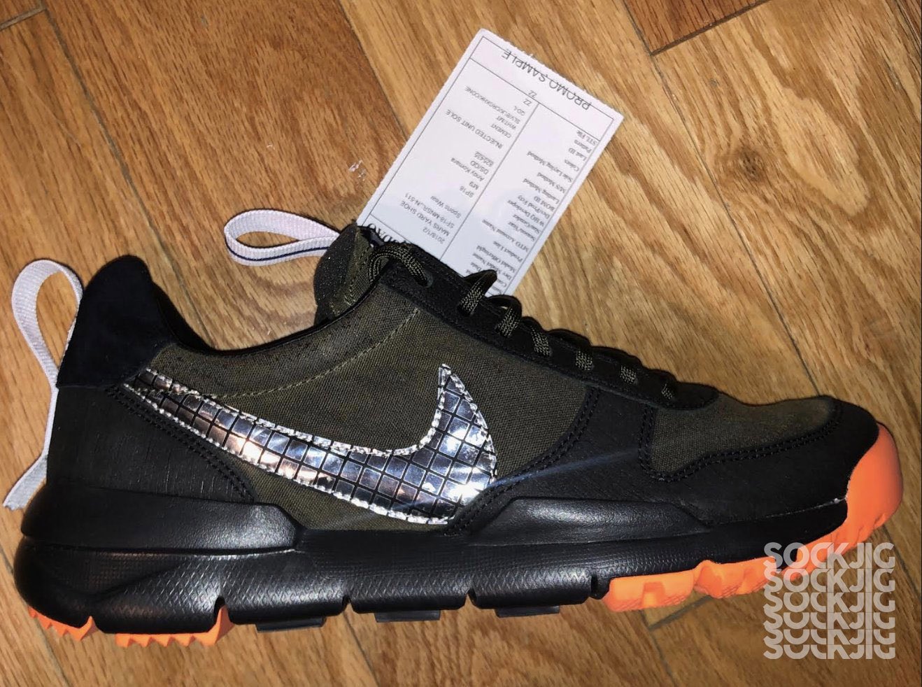 Periodiek herinneringen badminton Ovrnundr on Twitter: "Unseen Tom Sachs x Nike Mars Yard Shoe sample from  2018 in “Black/Orange” Photo: @sockjig https://t.co/O8FSYhiicf" / Twitter