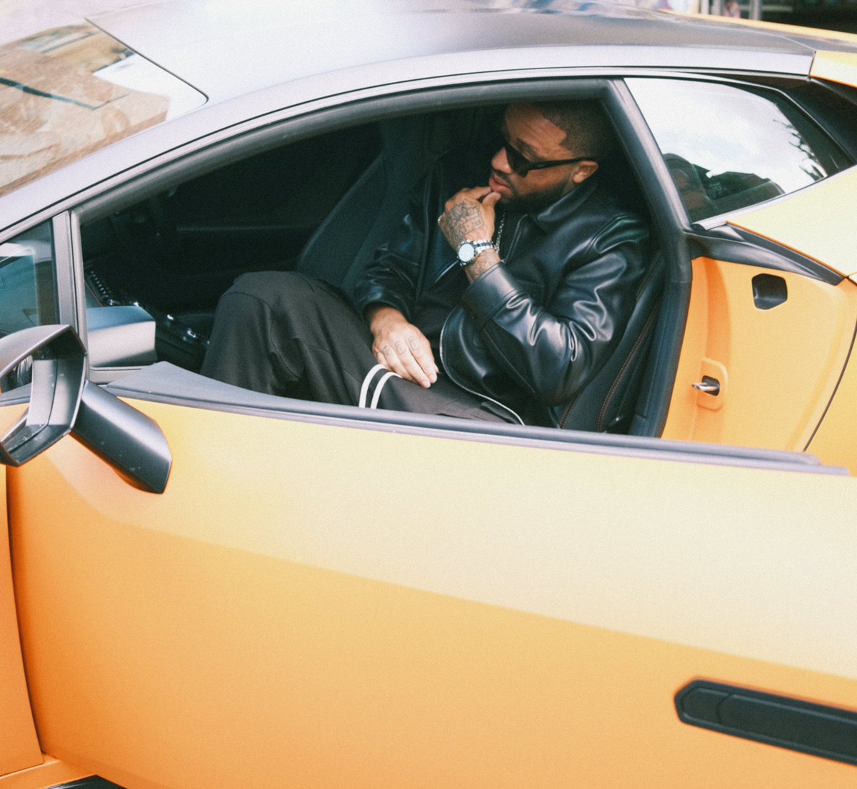 ripmiggs's tweet photo. a thread of some of my favorite photos i shot on the Europe &amp; UK tour w/ @LarryJuneTFM 🍊🎞 https://t.co/bD0fqMluKu