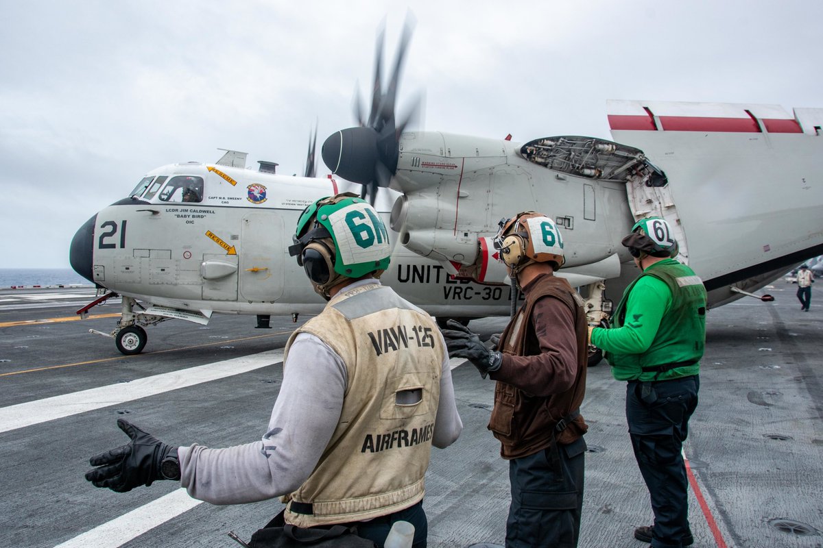 US7thFleet's tweet photo. Sailors assigned to the #Tigertails of Airborne Early Warning Squadron (VAW) 125, direct a C-2A Greyhound and a E-2D Hawkeye on the flight deck of the @USNavy's only forward-deployed aircraft carrier @Gipper_76.
#reaganready | #FreeandOpenIndoPacific | #InternationalByDesign https://t.co/WoXaovNhvj