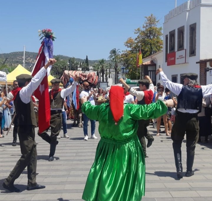Hayat boyu öğrenme haftası kapsamında, Bodrum Halk Eğitim Müdürlüğünce "Bizim Gızın Ağırlığı"etkinliği gerçekleştirildi. Emeği geçen herkese çok teşekkür ederiz.
#bodrum 
#gelenekvegörenek
#bodrumhalkeğitimmerkezi 
#hayatboyuöğrenme 
#etkinlik
<a href="/emrecay55/">Emre ÇAY</a>