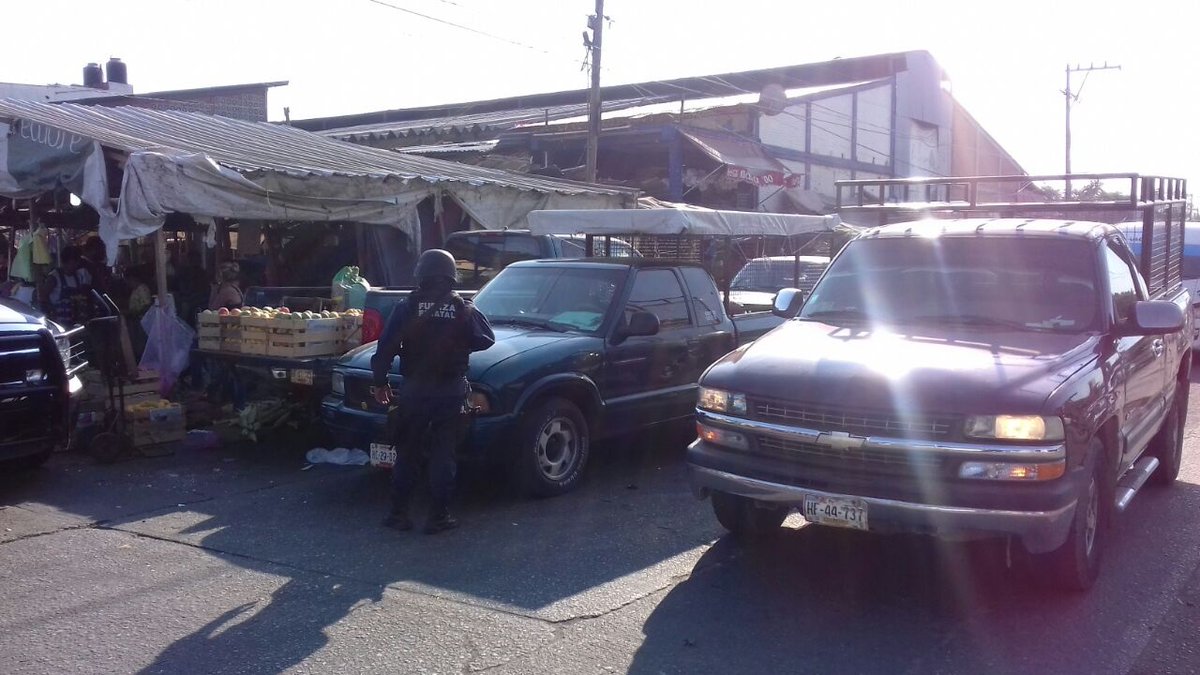 infoturquesa's tweet image. #ENTÉRATE |🚨🔴 #Trifulca entre comerciantes y policías en central de abasto de #Acapulco; la detención de una persona derivó en un enfrentamiento que dejó al menos tres lesionados.

👉 bit.ly/3M2PIdC