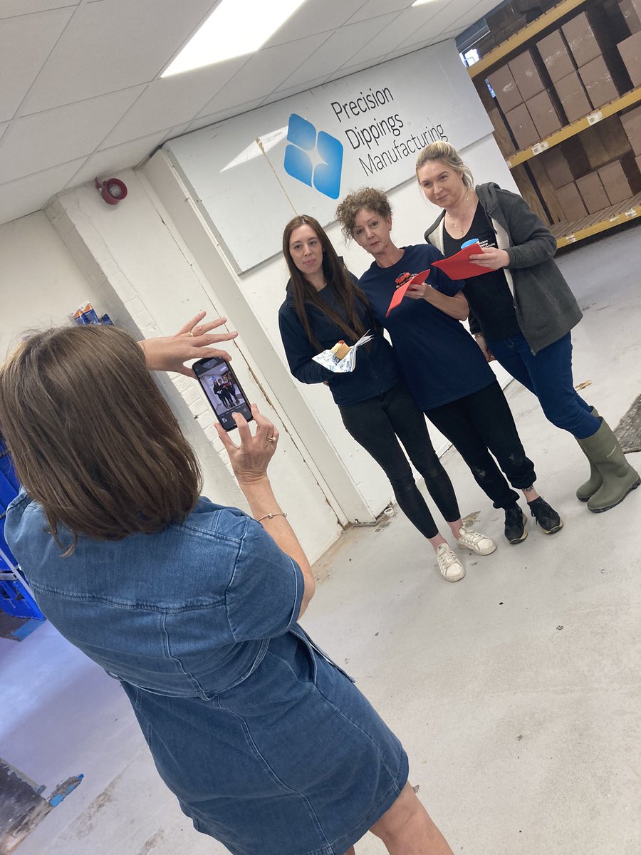 PrecisionDippin's tweet photo. Today we have kicked off celebrations for Her Majesty The Queen’s #PlatinumJubilee with some gorgeous CAKES 🧁 🇬🇧 👑 

#HM70 #QueensAward #queensawardwinner #cupcake #redwhiteandblue 
#bloccs #bloccsfamily #team #madeingreatbristol #uk https://t.co/3dVUqzOgCB