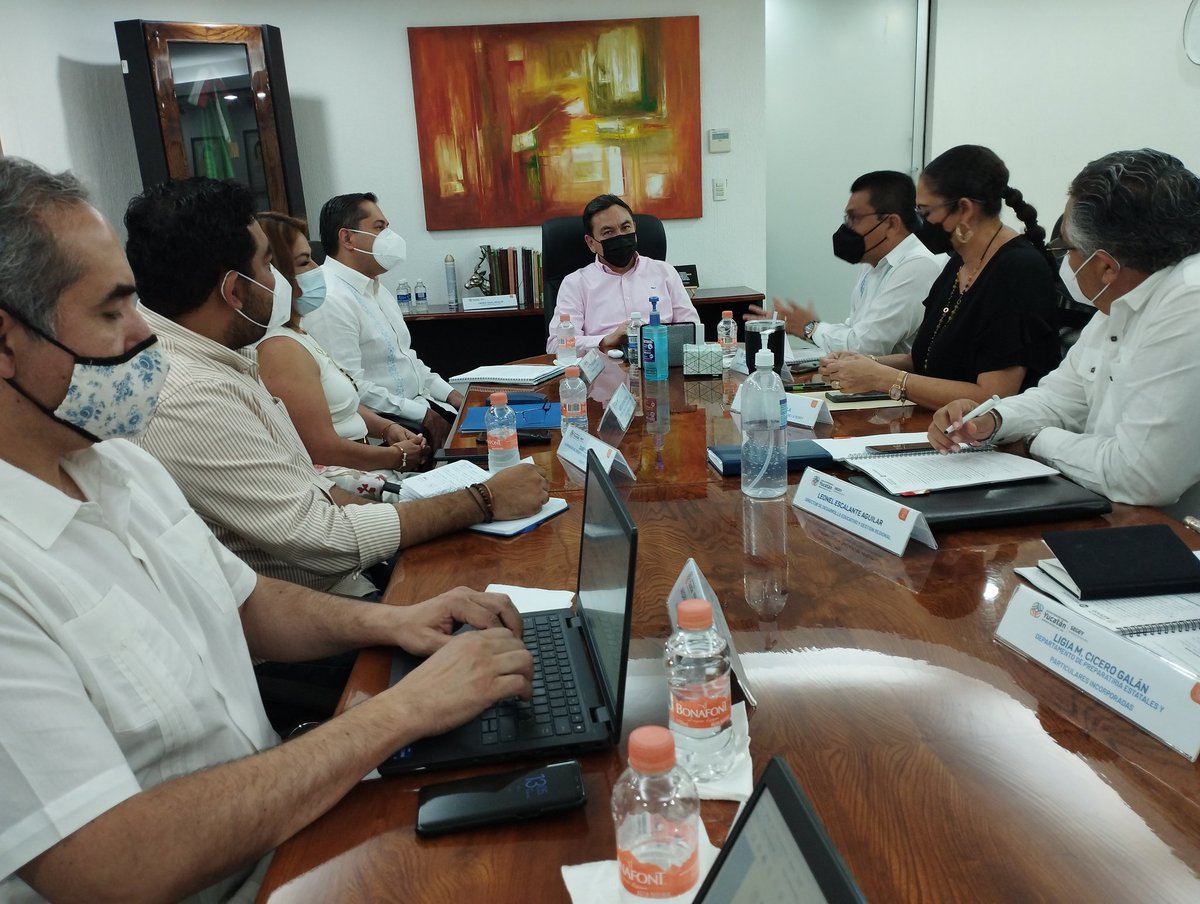 yhethel's tweet photo. Autoridades de @educacionyuc y directivos de #MEJOREDU, encabezados por @LiborioVidal y el comisionado @Oscar1981, se reúnen para reforzar la colaboración interinstitucional y apoyar la formulación de estrategias hacia una educación de excelencia en condiciones de equidad. https://t.co/MpL9OvN2Vp