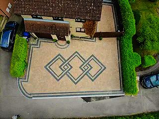 ProjectLandsca3's tweet image. First drive of the year! 140m2 Marshalls Savanna block paving with a Charcoal diamond feature designed by the client, created a stunning driveway. Silver Arrento was used to create the rear patio and steps.

#driveway #patio