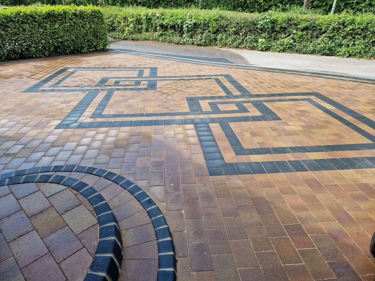 ProjectLandsca3's tweet image. First drive of the year! 140m2 Marshalls Savanna block paving with a Charcoal diamond feature designed by the client, created a stunning driveway. Silver Arrento was used to create the rear patio and steps.

#driveway #patio