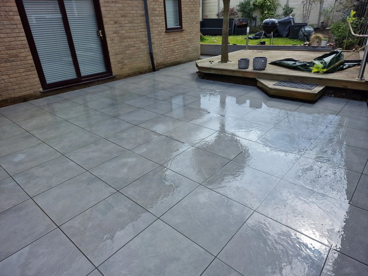 ProjectLandsca3's tweet image. First drive of the year! 140m2 Marshalls Savanna block paving with a Charcoal diamond feature designed by the client, created a stunning driveway. Silver Arrento was used to create the rear patio and steps.

#driveway #patio