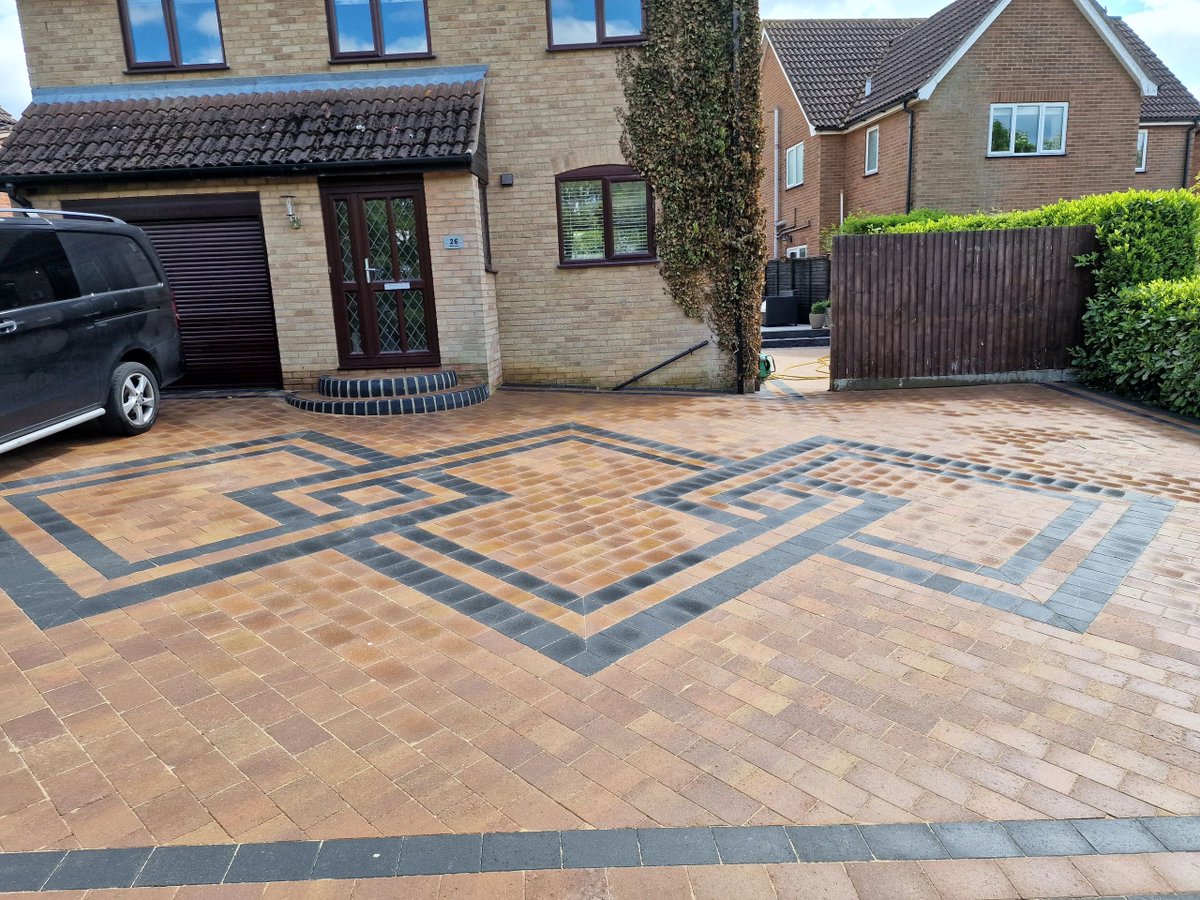 ProjectLandsca3's tweet image. First drive of the year! 140m2 Marshalls Savanna block paving with a Charcoal diamond feature designed by the client, created a stunning driveway. Silver Arrento was used to create the rear patio and steps.

#driveway #patio