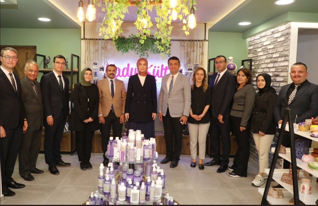 afyonkulturevi's tweet photo. Valimiz Sayın @kubrayigitbasi, Kadın Kültür Evleri ve Kooperatiflerinin genel durumu,  yapılacak diğer çalışmalar konusunda  Kadın Kültür Koordinasyon Merkezinde bilgi aldı. 
@AfyonValiligi 
@mehmetkeklik94 
@omertekesmia https://t.co/Awy2I20bnl
