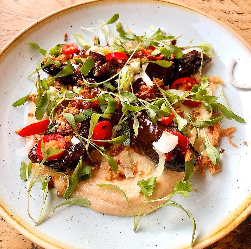 Our roast aubergine dish. Served with Sichuan pepper, tahini and a spicy chilli sauce 👌🏽🍆👅🌱🌶✨
Part of our new summer menu served Monday to Saturday 💜

#londonpub #veganpub #food #hackney #summermenu