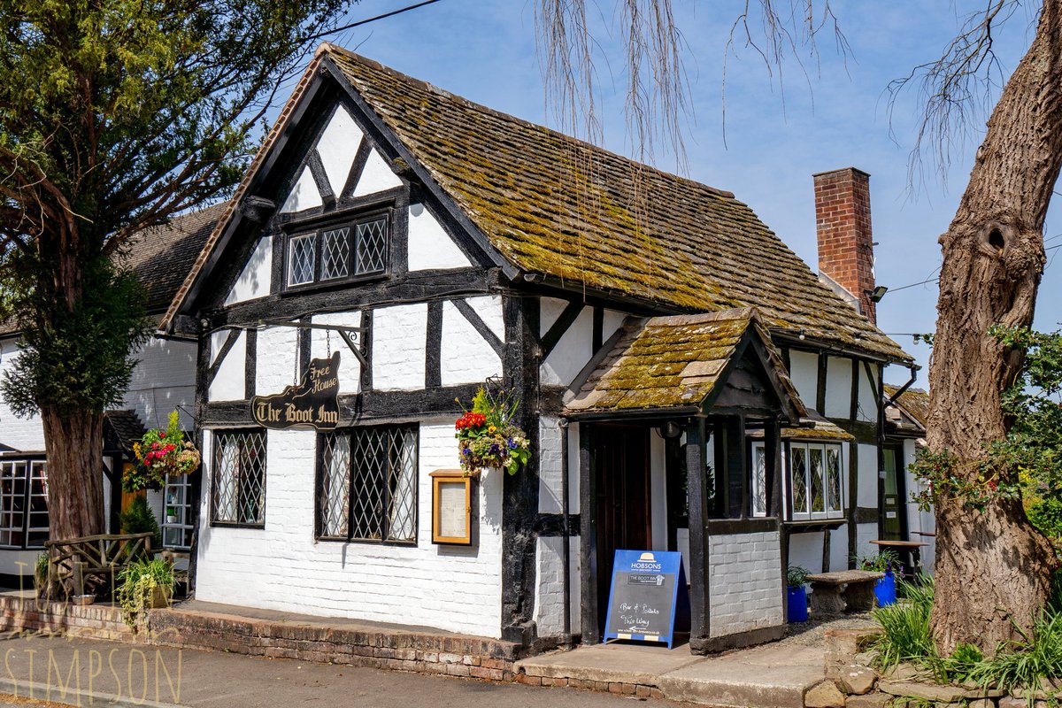 justjonsimpson's tweet photo. A walk around #Orleton in #Herefordshire. The superb Boot Inn's building is thought to once have been 3 shops, a cobbler and also (with a vibe of Sweeney Todd) a butcher and funeral parlour. https://t.co/eVee9rJm4D