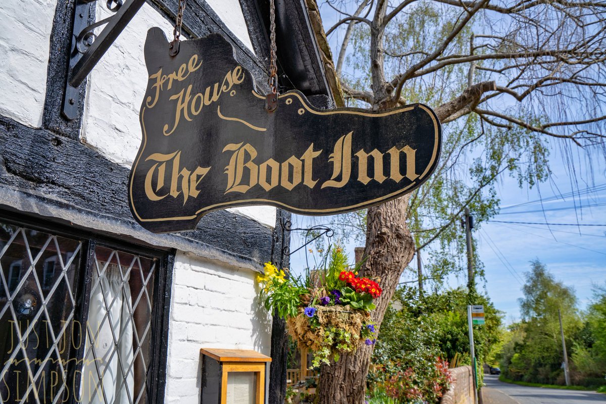 justjonsimpson's tweet photo. A walk around #Orleton in #Herefordshire. The superb Boot Inn's building is thought to once have been 3 shops, a cobbler and also (with a vibe of Sweeney Todd) a butcher and funeral parlour. https://t.co/eVee9rJm4D
