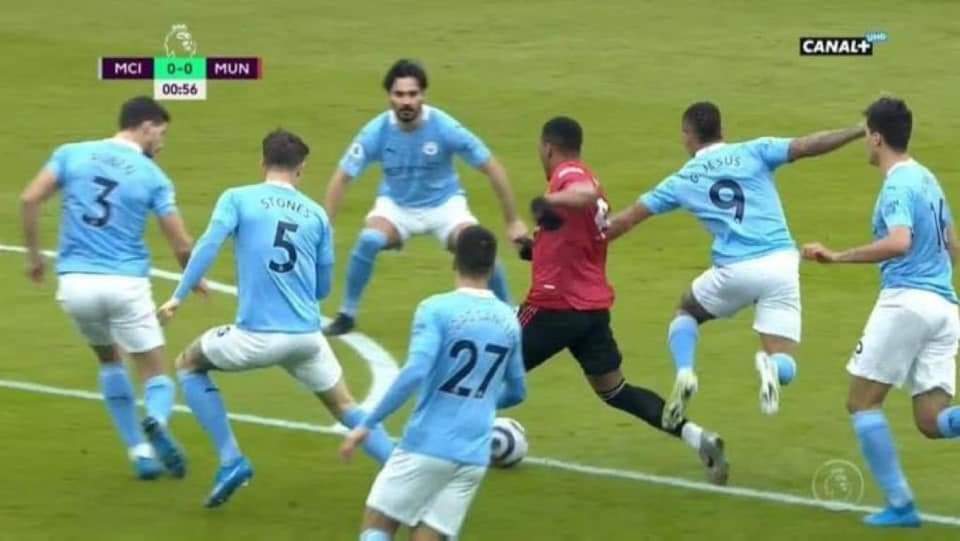 Ronewa_Mathephe's tweet image. “A red devil is surrounded by City disciples but it's Jesus who actually commits a sin” - Peter Drury