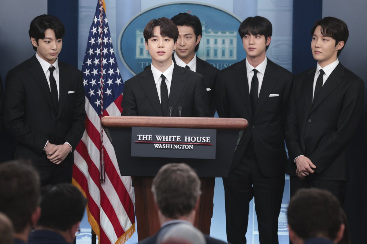 kvibe_yonhap's tweet photo. South Korean supergroup #BTS highlighted the need to respect one another as they made their first visit to the #WhiteHouse on Tuesday for a rare meeting with U.S. President #JoeBiden.
#BTS_WhiteHouse #BTS_Biden 

https://t.co/7lugKMaeE4 https://t.co/FAen6EzTtg