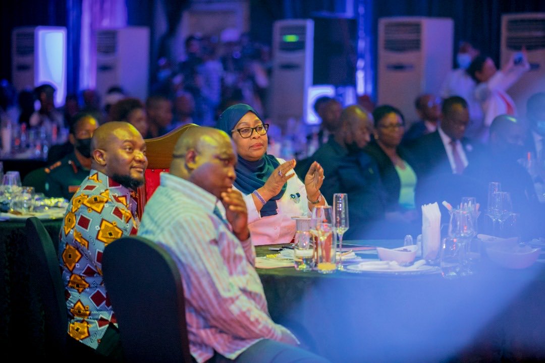 mchengerwa_m's tweet photo. Rais Samia Suluhu Hasan, Anakuwa Rais wa Kwanza Nchini, Kushiriki moja kwa moja kwenye Tamasha la mziki wa Hip Hop,Rais wa Kwanza Mwanamke Nchini, Lakini pengine anakuwa Rais wa Kwanza Africa au Duniani kwenda moja kwa moja kwenye Tamasha hasa la mziki wa Kufoka Foka.
Tunajivunia https://t.co/hBn652syzm