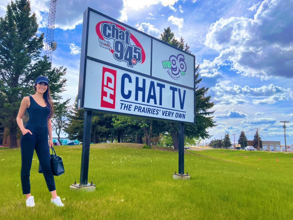 Mirandanthistle's tweet photo. Back in The Hat at CHAT! I started my first on-air gig at @CHATTelevision in Medicine Hat 10 years ago. It’s been great seeing former colleagues and visiting my old stomping grounds. Till next time!
#CHATTV #MedicineHat #MedHat #TheHat #reunion #Alberta https://t.co/XBZd0DQhRq