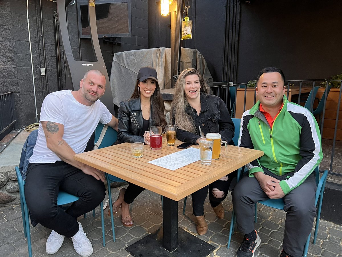 Mirandanthistle's tweet photo. Back in The Hat at CHAT! I started my first on-air gig at @CHATTelevision in Medicine Hat 10 years ago. It’s been great seeing former colleagues and visiting my old stomping grounds. Till next time!
#CHATTV #MedicineHat #MedHat #TheHat #reunion #Alberta https://t.co/XBZd0DQhRq