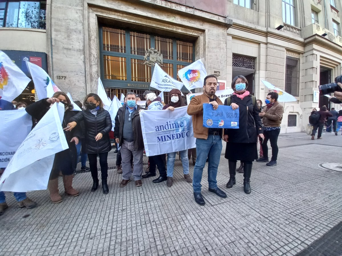 fenaedup's tweet image. 📣Hoy estuvimos en el @Mineduc exigiendo la salida de Juan Bravo, Jefe de Servicio de la Agencia de Calidad. Entregamos el sobre azul simbólico para que el ministro @ProfMarcoAvila de una vez por todas se lo dé.

👉Por prácticas antisindicales y maltrato laboral  #FueraJuanBravo