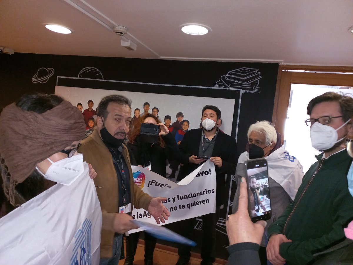 fenaedup's tweet image. 📣Hoy estuvimos en el @Mineduc exigiendo la salida de Juan Bravo, Jefe de Servicio de la Agencia de Calidad. Entregamos el sobre azul simbólico para que el ministro @ProfMarcoAvila de una vez por todas se lo dé.

👉Por prácticas antisindicales y maltrato laboral  #FueraJuanBravo