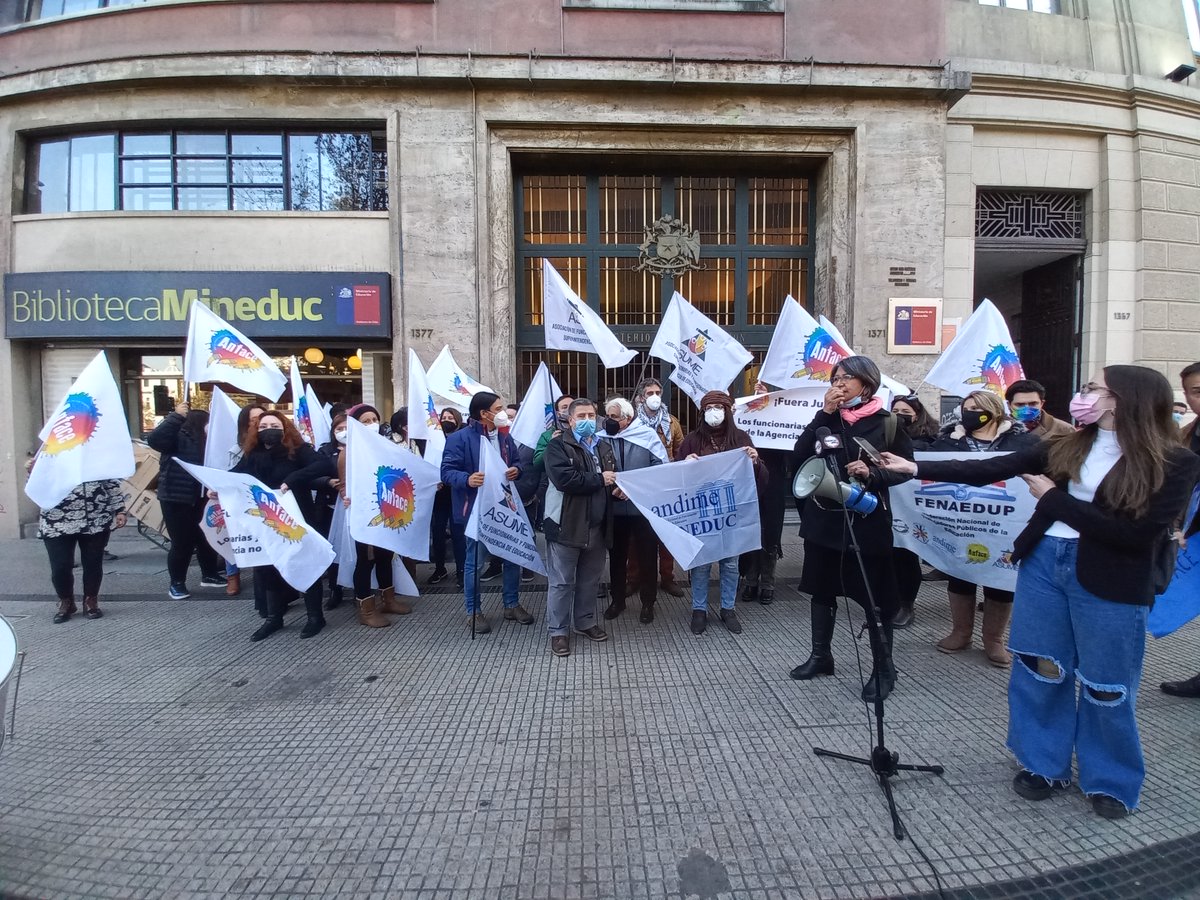 fenaedup's tweet image. 📣Hoy estuvimos en el @Mineduc exigiendo la salida de Juan Bravo, Jefe de Servicio de la Agencia de Calidad. Entregamos el sobre azul simbólico para que el ministro @ProfMarcoAvila de una vez por todas se lo dé.

👉Por prácticas antisindicales y maltrato laboral  #FueraJuanBravo