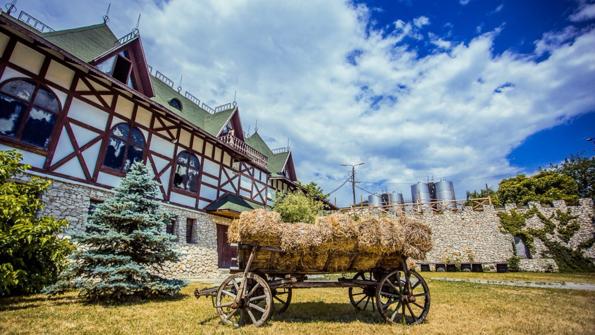 ¿Sabrías de qué país del centro de #Europa es esta bucólica imagen? ¿Y cual es su capital, moneda, religión o idioma entre otros datos?
Aprende y diviértete con el #juegodemesa más innovador ¿Qué País Soy? Europa
+info en quepaissoy.es