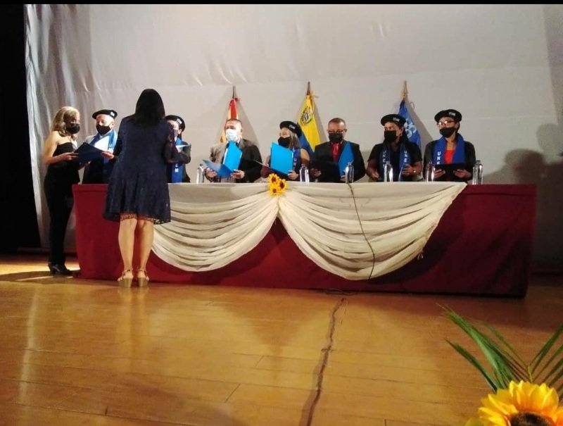 #AlMomento Jefe zona educativa Lara participa en el acto de graduación de la Universidad del Magisterio. @MPPEDUCACION <a href="/yelitzePSUV_/">Yelitze Santaella</a> <a href="/_LaAvanzadora/">Yelitze Santaella</a> <a href="/AdolfoP_Oficial/">Adolfo Pereira Gobernador</a> <a href="/RosangelaOrozco/">Rosangela Orozco</a> <a href="/DGSEMPPE/">DIRECCIÓN GENERAL DE SUPERVISIÓN MPPE</a>