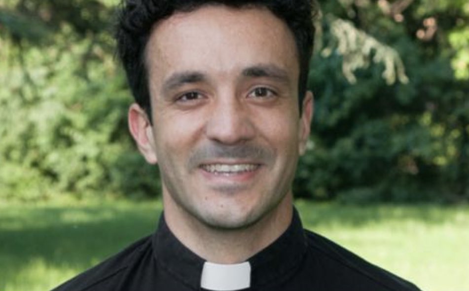 Evvai don Francesco!!! 🙏 Sabato 4 alle 20,30 tutti in Cattedrale 😇 Gli amici di Albinea mi dicono che sei fortissimo a calcio e hai un gemello… (spero di ordinare il gemello giusto 😱😱) … oh raga non venite cenati che dopo si sbafa (suor Gina sta già tirando la sfoglia) 🍝🍷