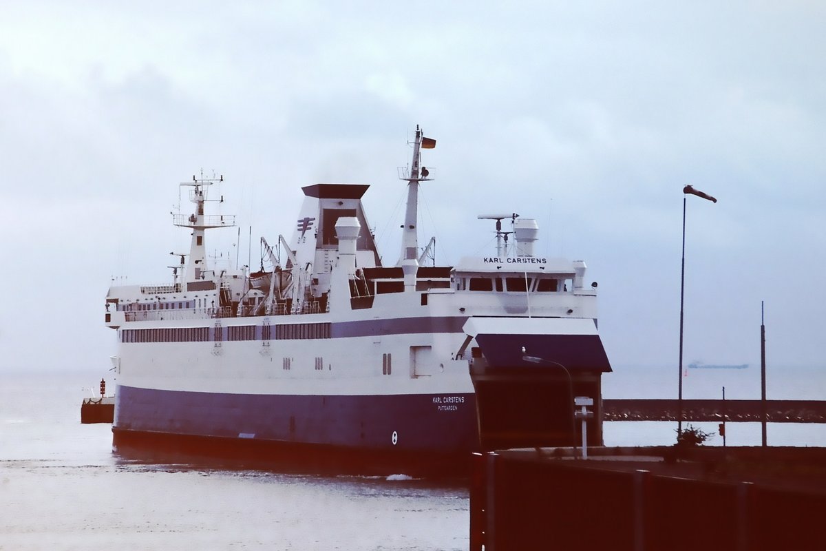 bundesbahn's tweet photo. 1. Juni 1986

Auf der Vogelfluglinie zwischen Puttgarden und Rødby (DK) nimmt das größte und modernste Fährschiff der Deutschen Bundesbahn "Karl Carstens" seinen Dienst auf.

Foto: Matthias Harbers
(https://t.co/JXjYSwcJIL), „Karl Carstens 1986“, https://t.co/H8hZ4QQhqy https://t.co/LKjm5NbnuX