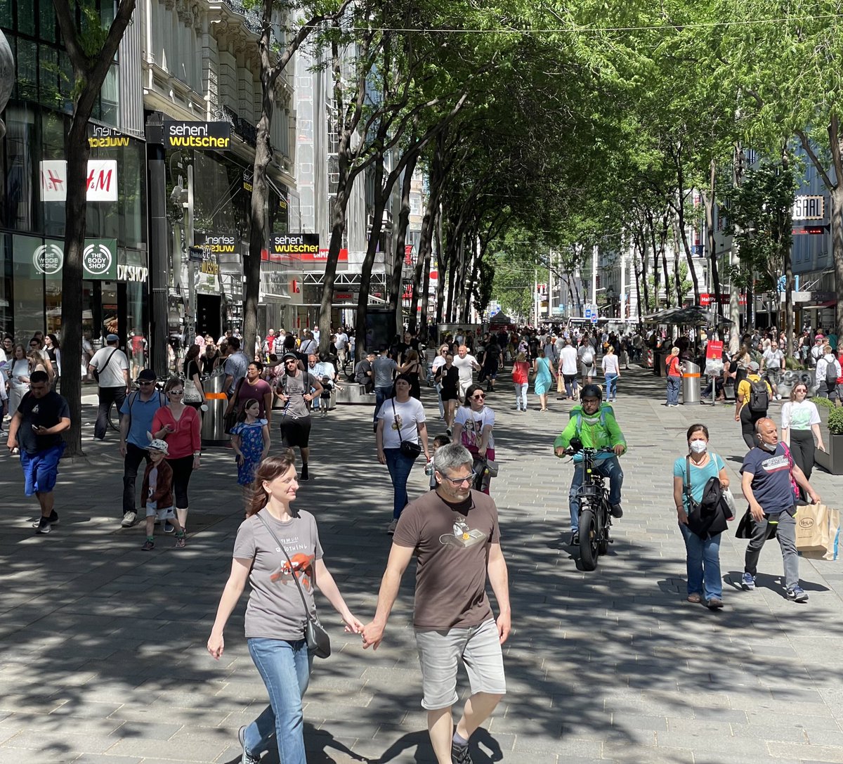 Helge's tweet photo. „Das Ergebnis entspricht in keiner Weise einer modernen, urbanen Stadtplanung und übertrifft unsere schlimmsten Befürchtungen.“ - Die Chefin der Wirtschaftskammer 2013 zu den damaligen #Mahü-Umbauplänen.
Sie sollte recht behalten. Heute gähnende Leere: https://t.co/HtfthHo1VU