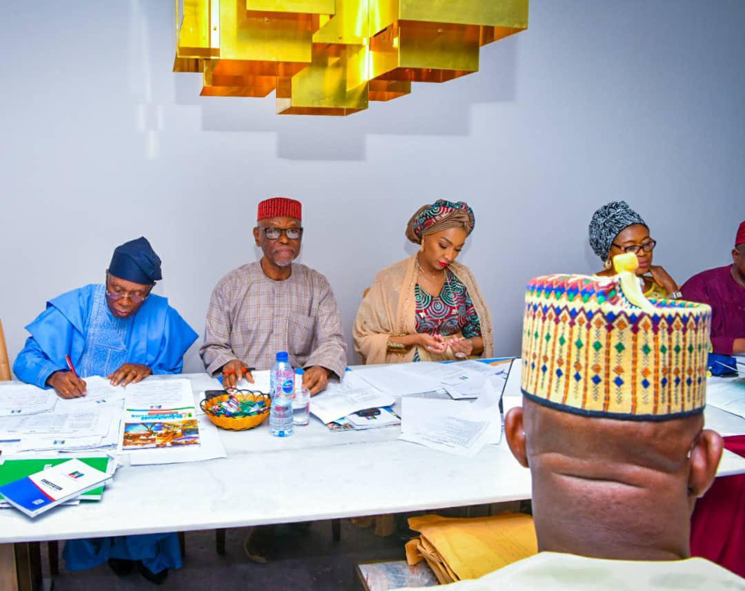 Galacticus_O's tweet photo. Kogi State Gov,Yahaya Bello successfully screened to contest the All Progressives Congress presidential primary election by the screening committee. 
Governor Bello who held members of the screening committee spellbound while speaking on his approach to ending insecurity of https://t.co/kVmwr7z7pm