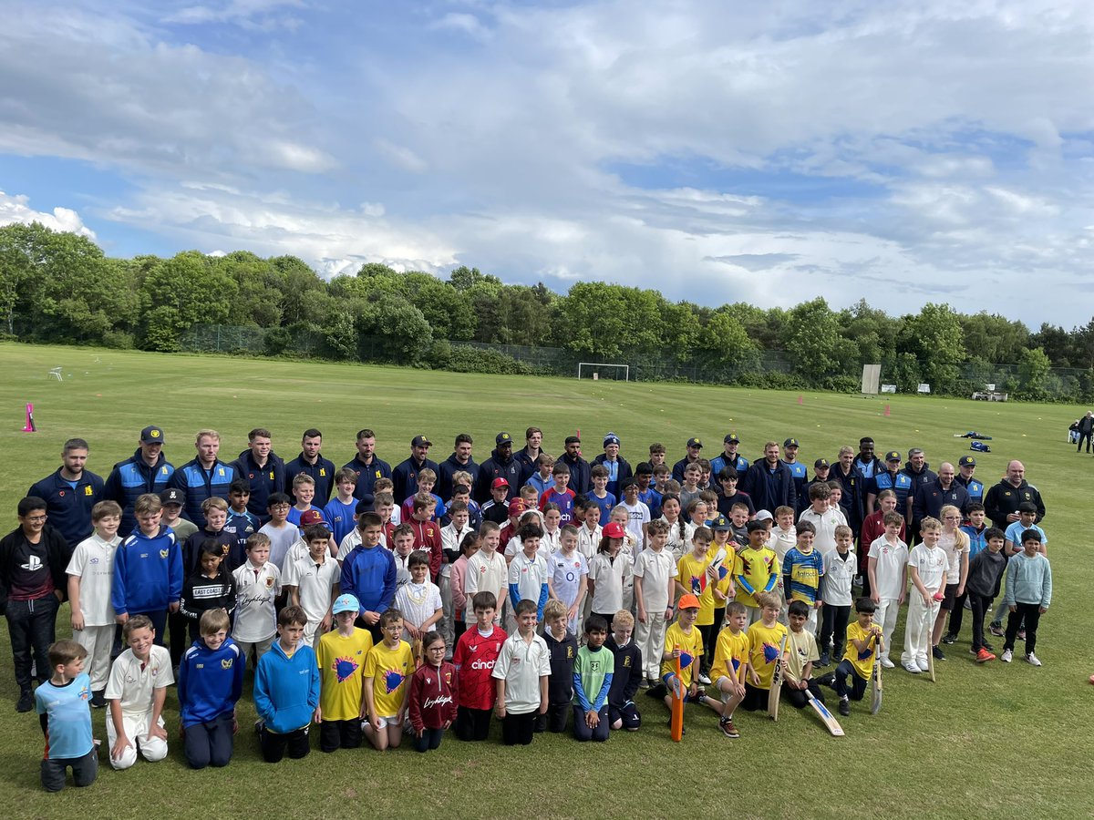 Great day at the Bears roadshow today @WarwickshireCCC Massive thanks to @Ryansidebottom2 and @lintott23 who were amazing with their help for the Tanworth team 👍