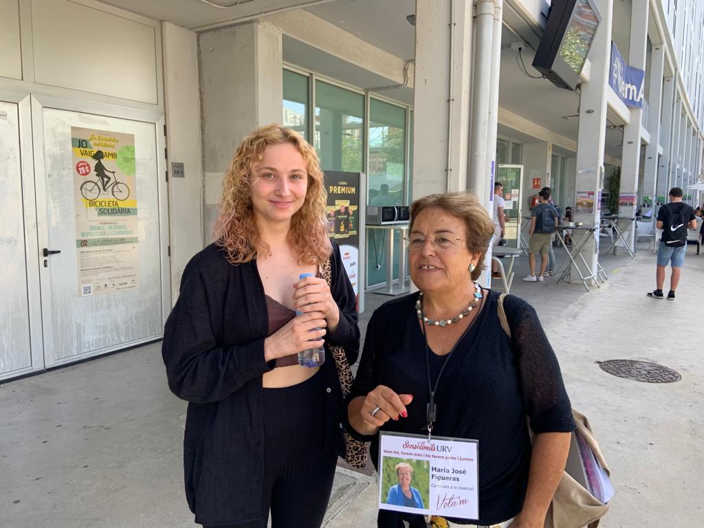 mariajfigueras's tweet photo. 📌Al final de campanya us vull explicar una anècdota: us presento una estudiant de Filologia: es diu Salvat Figueras i jo Figueras Salvat. No vam poder evitar fer-nos una fotografia! Qui sap, potser en un futur també serà #RectoraURV 😍😍 (EC) https://t.co/MVwXgUeXNZ