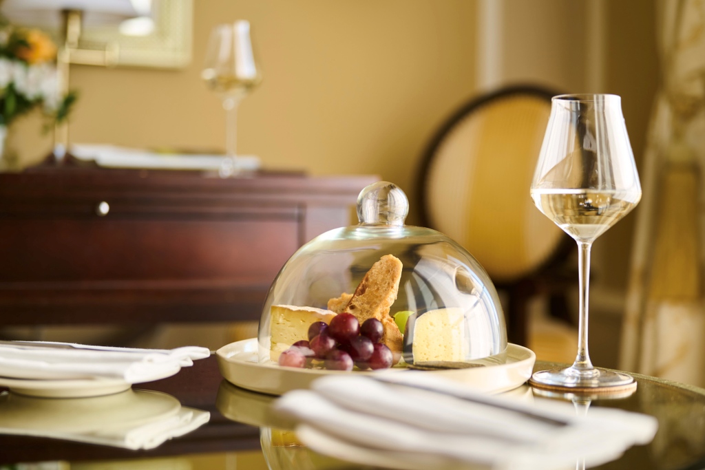 Relax and indulge, in the comforts of our newly refurbished suites.. ⁠
⁠
#castlemartyrresort #discoverireland #keepdiscovering #luxuryhotels