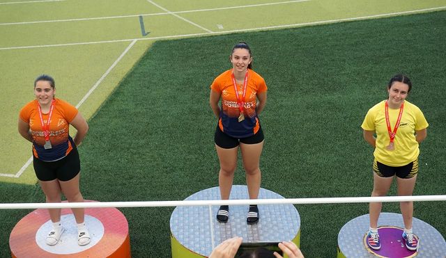 uacoslada's tweet photo. Ctos de Madrid Sub18 y Sub23. 

@rojasnc_2005 voló en 400m 🥈 y 200m 🥉 (con dos PB y dos mínimas para el CTO de España  Sub18)

@gema_1816 🥇y @naataaliiia_ 🥈en lanzamiento de martillo Sub18

@luciiiaaa2299 🥈 en lanzamiento de jabalina Sub23 https://t.co/xb1hIC4tpm