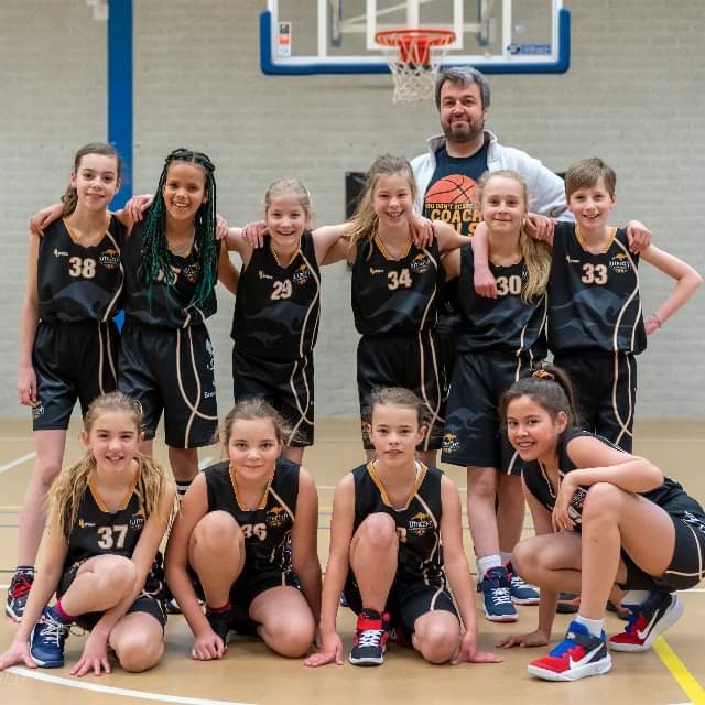 Nog meer Utrecht Cangeroeskampioenen in aantocht? 🏆 Het kan niet op. Net als U12-1 doet ook VU12-4, ons jongedamesteam, mee aan het Nederlands Kampioenschap. 
🧡🦘🏀
#basketball #Kampioenschap 

utrechtcangeroes.nl/2022/05/30/jon…