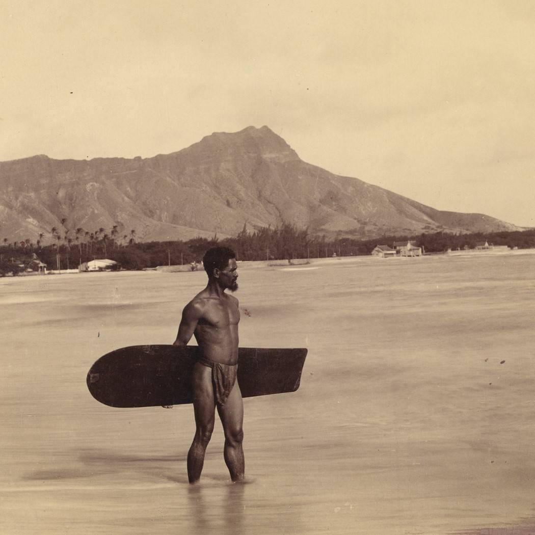 NauticalEspana's tweet photo. 📸 Una de las primeras fotos conocidas de un #surfero, Charles Kauha. Oahu, Hawái 1898 🤙
Frank Davey fotografió a Charles Kahua en numerosas posturas, pero ninguna de él #surfeando. Se encuentra en la playa de Waikiki, posando con una de las últimas tablas #Alaia de la época 🏄 https://t.co/wI4BjXCRz7