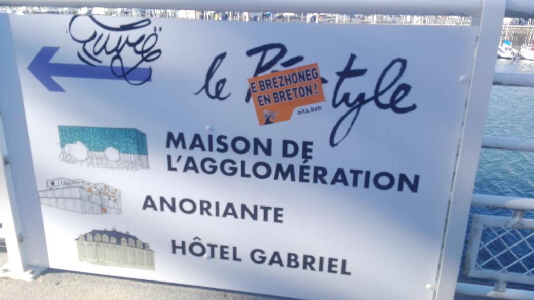 AitaBreizh's tweet photo. OÙ est le breton sur la signalétique ? Respect de la charte Ya d'ar Brezhoneg?  @RonanLoas @LorientAgglo https://t.co/TkVYM8Rfj3