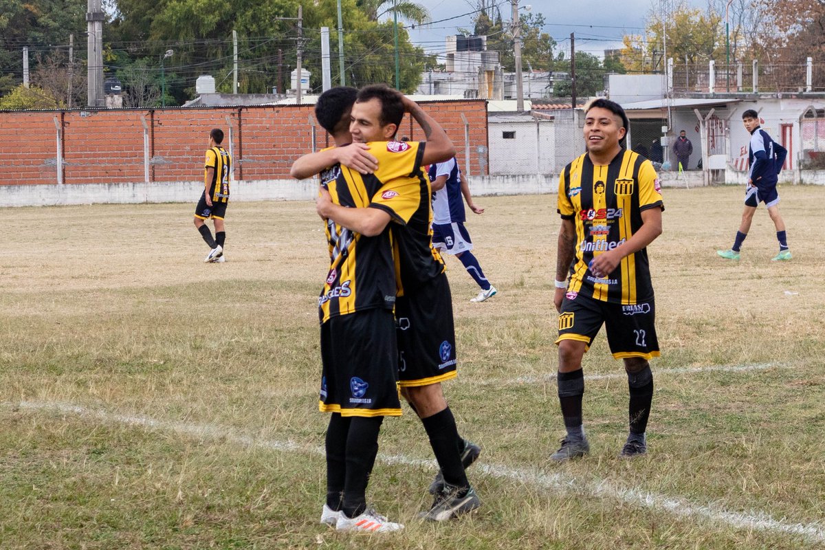 ClubPenarolSalt's tweet photo. Fotos del triunfo del domingo 29/05 frente a San Francisco. 
Resultado: 4 a 1 🖤💛🖤
Goles de Maxi Ramos (3) y de Agustín Gall (1)

Ph: @CelesGallardo14 📸

#SomosPeñarol #JueguePeñarol #LaTribuDeMiCalle #ABrillarMiAmor #LaBandaDelMirasol https://t.co/F9RxL0fdkZ