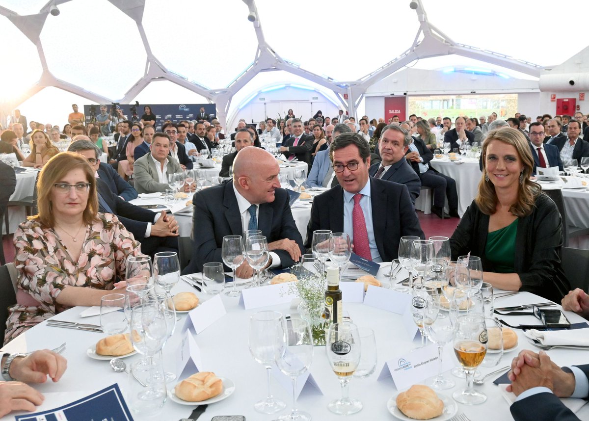 JesusJCarnero's tweet photo. Enhorabuena a las #empresas premiadas por su esfuerzo y por generar riqueza en #Valladolid y #CastillayLeón
#Ibertec SAU, @INDUSTRIASMAXI, #GRUPO CMD Salud, #Malena #Engineering, #ABNPipe @realvalladolid @AutPortValencia
@Michelin
@agaramendil
@angela_demiguel #compromiso https://t.co/IJibMpYgac