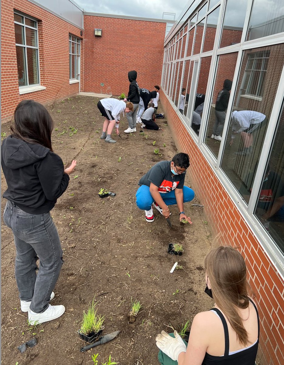 NJHScience7's tweet photo. So much work done on the @HopkinsNJH270 courtyard pollinator garden/outdoor investigation lab these last two weeks. Shout out to @HEF270 for the grant money! https://t.co/4rhyWKxRAq