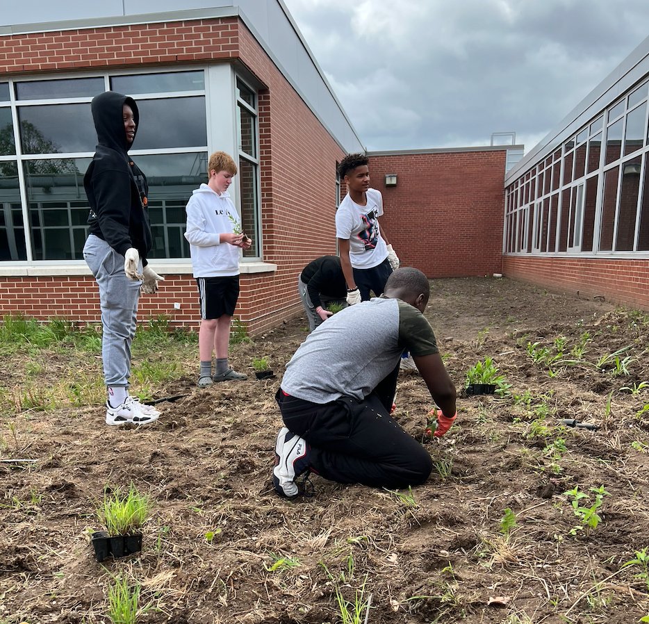 NJHScience7's tweet photo. So much work done on the @HopkinsNJH270 courtyard pollinator garden/outdoor investigation lab these last two weeks. Shout out to @HEF270 for the grant money! https://t.co/4rhyWKxRAq