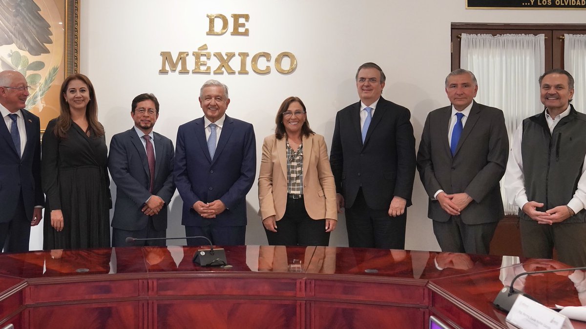 rocionahle's tweet photo. Hemos trabajado con el Presidente ⁦@lopezobrador_⁩  y algunas empresas del sector energético de acuerdo a la planeación y la política energética del ⁦@GobiernoMX⁩ .

Mantener el orden en nuestro territorio nacional  y una soberanía energética son la base.🇲🇽
⁦ https://t.co/Xu3j6wQFw7