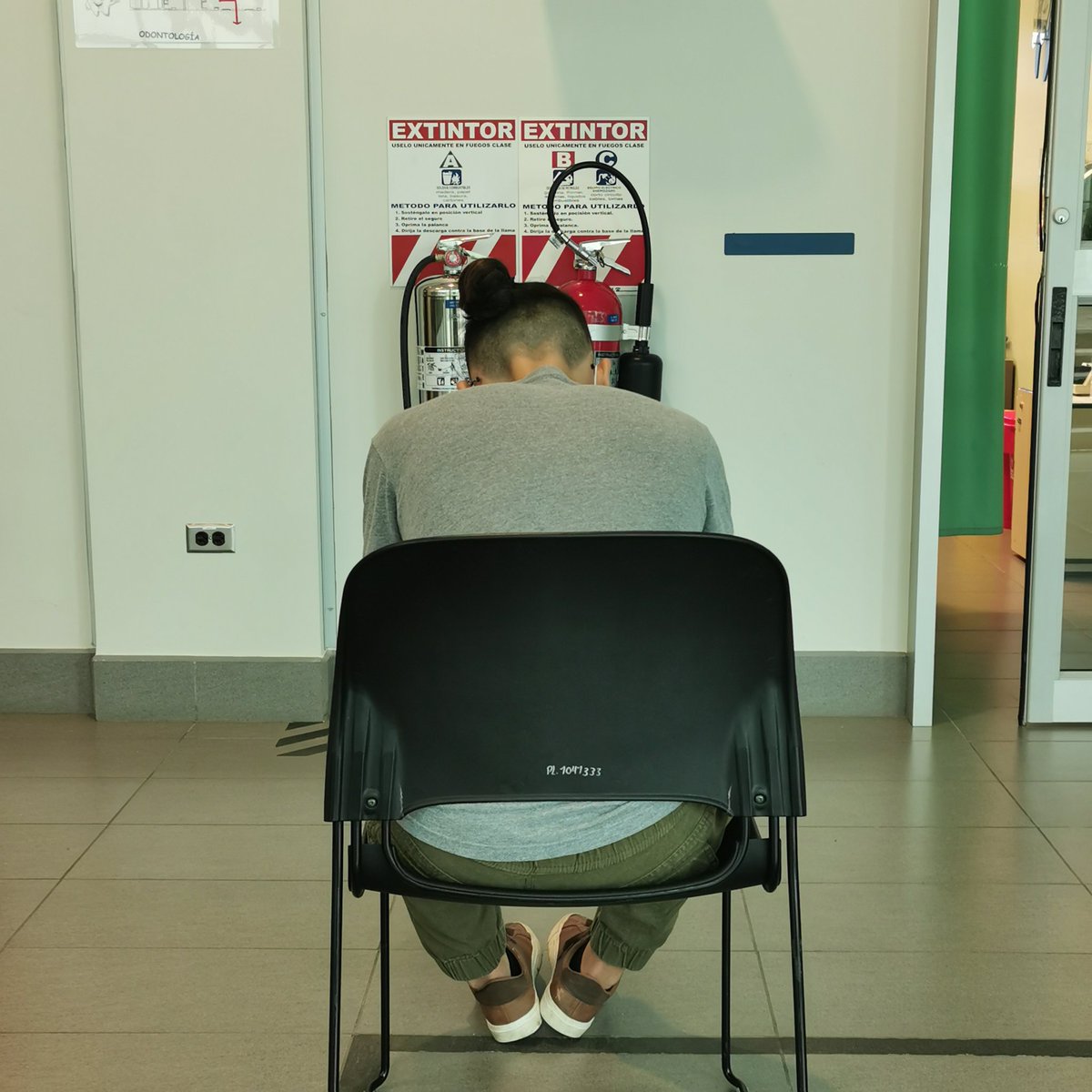 Justo hoy que hackearon el sistema de CCSS, me tocó traer a mi hijo enfermo. Doctores en carreras, no les permiten ni encender la compu, y pues desde las 7 AM aquí estamos. Todo mal.