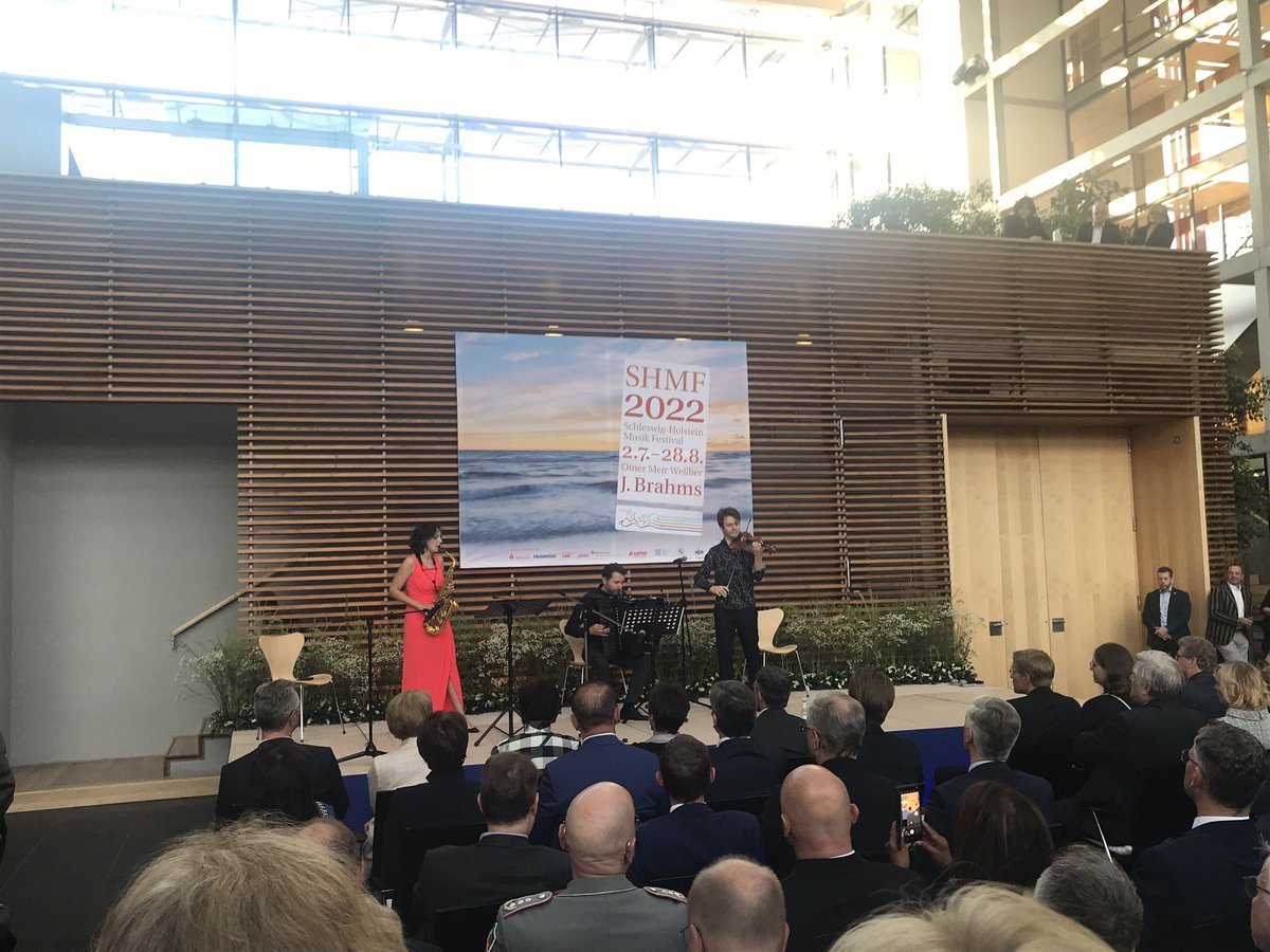 Dänische Botschaft in Deutschland (@daenemark_in_de) on Twitter photo In #Kiel wird fleißig sondiert. In #Berlin gibt's bei ☀️, 🎵 & 🥂 eine kleine Verschnaufpause!
<a href="/DGuenther_CDUSH/">Daniel Günther</a> lud heute Abend in die Landesvertretung von Schleswig-Holstein @SHinBerlin, wo u.a. <a href="/AFateyeva/">Asya Fateyeva</a> Vorfreude auf den #SHMF-Festivalsommer machte. 🎷
Danke dafür, Nachbarn! In #Kiel wird fleißig sondiert. In #Berlin gibt's bei ☀️, 🎵 & 🥂 eine kleine Verschnaufpause!
<a href="/DGuenther_CDUSH/">Daniel Günther</a> lud heute Abend in die Landesvertretung von Schleswig-Holstein @SHinBerlin, wo u.a. <a href="/AFateyeva/">Asya Fateyeva</a> Vorfreude auf den #SHMF-Festivalsommer machte. 🎷
Danke dafür, Nachbarn!
