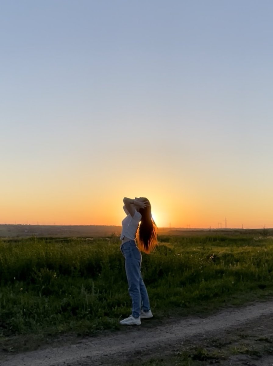 vetaarty's tweet photo. Good evening... I'm so tired today that I completely forgot to show you the sunset I promised. I'll make it up to you. 😋

I love sunsets and sunrises, stunningly beautiful! Sweet dreams dear friends❤️
#NFTfamily #DigitalArtist https://t.co/r8lN7LDBpk