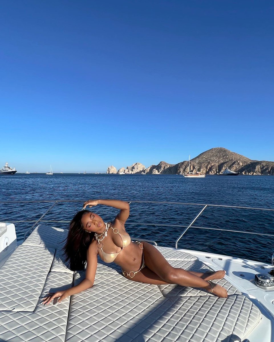Normani's tweet photo. just feeling sooooo grateful today. 🥺 thank you lord for twenty six years around the sun. it’s y’all favorite bad bitch birthdaaaaaaaaay. 🤎 https://t.co/4nNXo0mRZM
