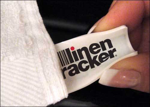 بعض الفنادق في امريكا يحطون هالقطعة على الفوط، وبمجرد ماتؤخذ برا الفندق تعطي تنبيه لهم، علشان ماتنسرق. 
انا لسا توي في مرحلة السليبرز 😂