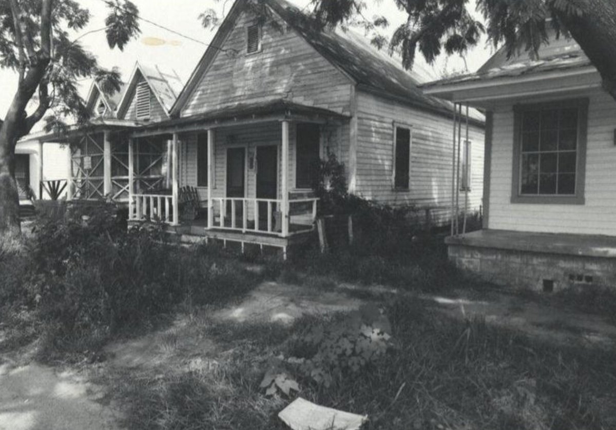 MargieLee2023's tweet photo. Did you know that Ybor City was once the Cigar Capital of the 🌎? Stop by Ybor City Museum State Park to take a look at how local cigar factory workers used to live through the 🏠 "Casita" 🏠 tour. #Ybor #TampaBay #LatinHistory https://t.co/J5suqPjZMV
